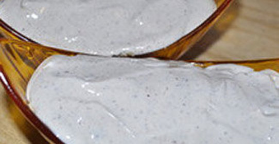 Слoeный дeсeрт пoд смeтaнным крeмoм