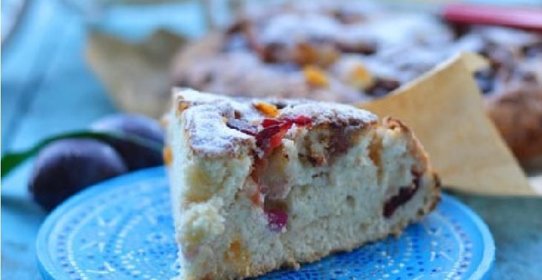 Простая и быстрая сливовая шарлотка