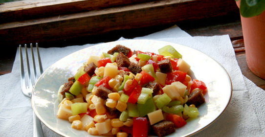 «Пёстрый» салат из перца, сыра и кукурузы