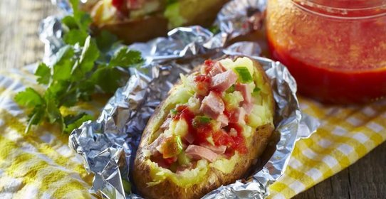 Запеченный картофель, фаршированный сосисками