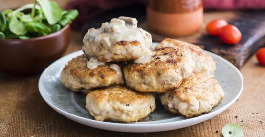 Куриные биточки с грибным cоусом