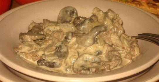 Тушеная говядина с грибами в сметанно-горчичном соусе