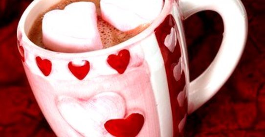 Горячий шоколад с сердцами из маршмеллоу