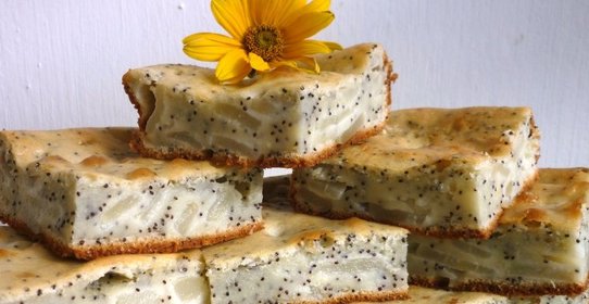 Простой пирог с грушами и маком