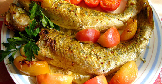 Судак, запечённый с овощами