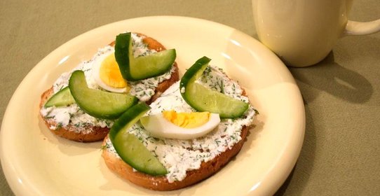 Румяные тосты с творожной начинкой и яйцом