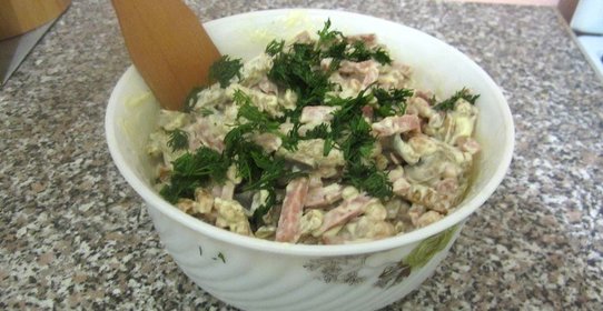 Салат с белой фасолью и сухариками