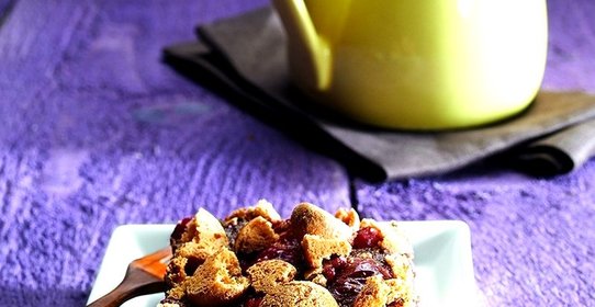 Шоколадно-кремовый пирог с вишней