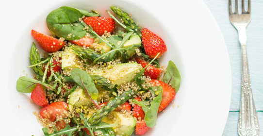 Салат из киноа, спаржи, клубники и авокадо