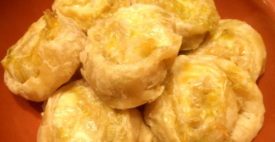 Слоеные рулетики с луком-пореем