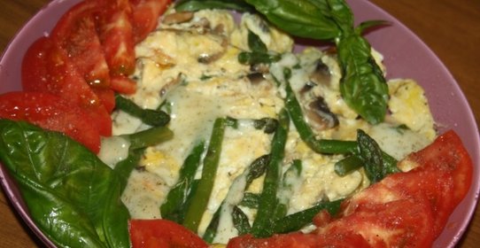 Омлет со спаржей и шампиньонами