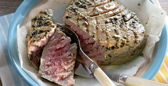 Филе тунца в маринаде песто