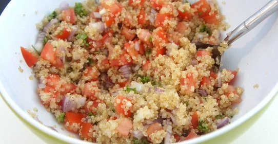 Гарнир из киноа с помидорами