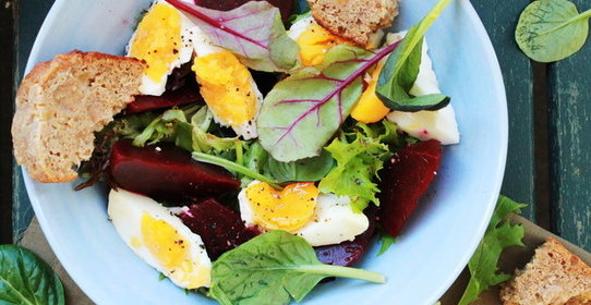 Салат с печеной свеклой и яйцами