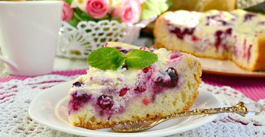Пирог с творогом и смородиной в мультиварке