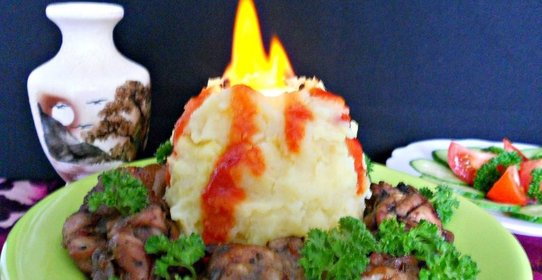 Картофельное пюре Вулкан с куриным шашлыком (способ подачи)