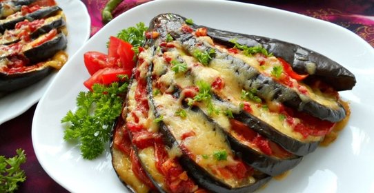 Баклажаны, запеченные с сыром и помидорами