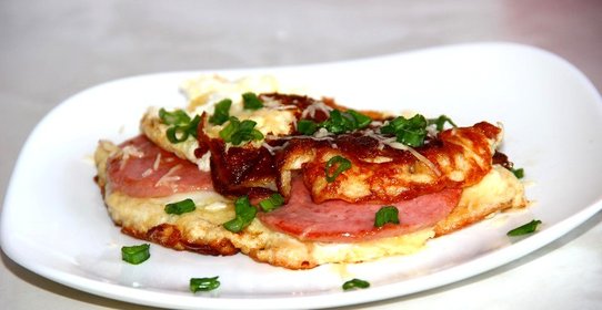 Сырный омлет с колбасой