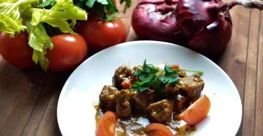 Тушеная говядина с овощами и панчеттой в карри