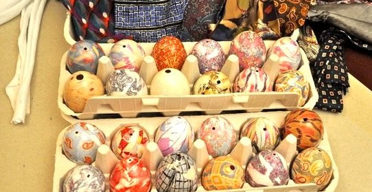 Яйца, крашенные в лоскутках