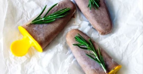 Шоколадное мороженое с базиликом