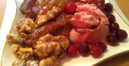 Яблочные дольки в карамели с орехами