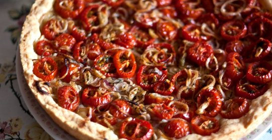 Сырный пирог с помидорами