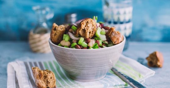 Постный салат с фасолью