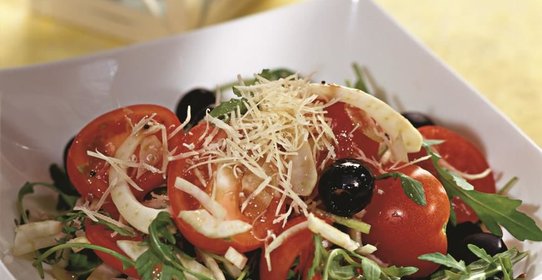 Салат с рукколой, фенхелем и пармезаном