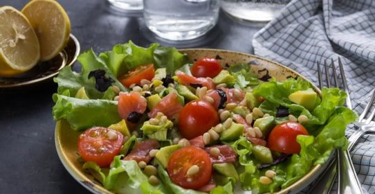 Салат из авокадо и форели с кедровыми орешками