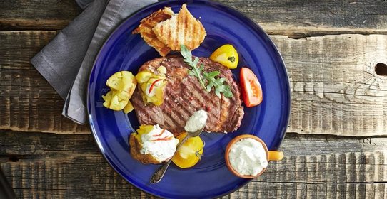 Стейк рибай с печёным молодым картофелем и острым сырным соусом