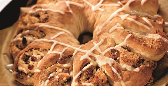 Рулет с изюмом и орехами