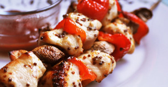 Куриные шашлычки с перцем и грибами