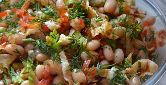 Теплый салат с фасолью и овощами