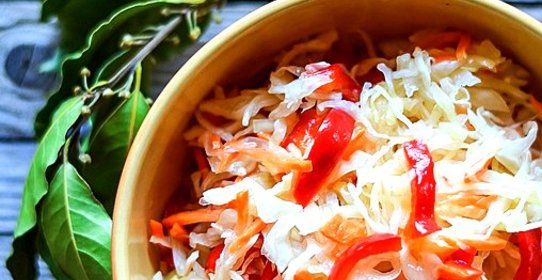 Маринованная капуста с красным перцем