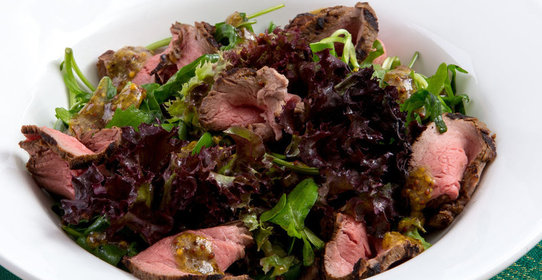 Классический ростбиф с миксом салатов и горчичной заправкой