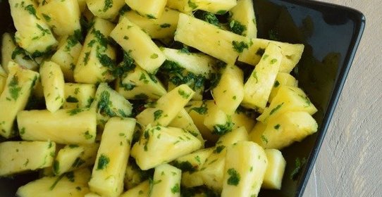 Ананасовый салат с кориандром и мятой