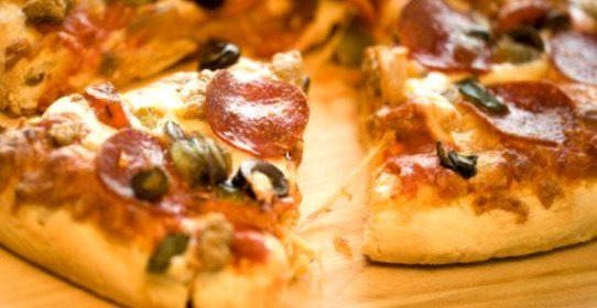 Зерновая пицца с салями