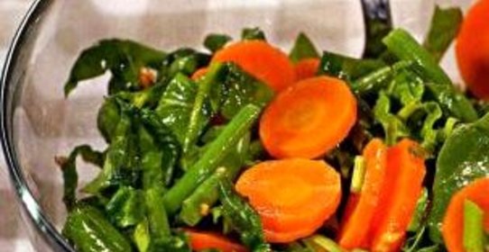 Салат из моркови и шпината