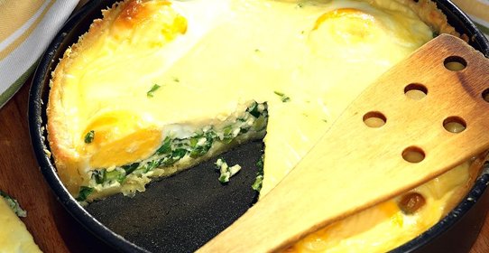 Пирог с луком и яйцом