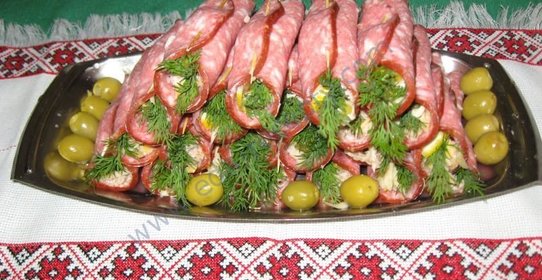 Закусочные рулеты из колбасы с сыром
