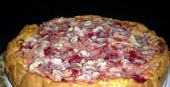 Пирог из клубники в мультиварке