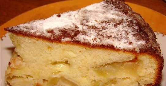 Шарлотка на йогурте с яблоками