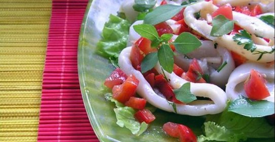 Салат из кальмара с сальсой из перцев и томатов