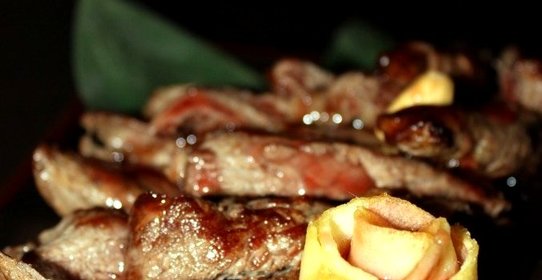 Говядина с яблоками и вишневым соусом