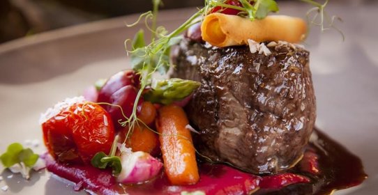 Оленина под соусом из ягод