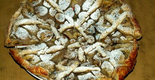 Банановый пирог из слоеного теста