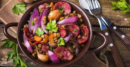 Салат с зеленой чечевицей и красным луком