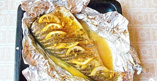 Запеченный толстолоб с лимоном и зеленью