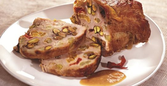 Свинина, нашпигованная фисташками и овощами